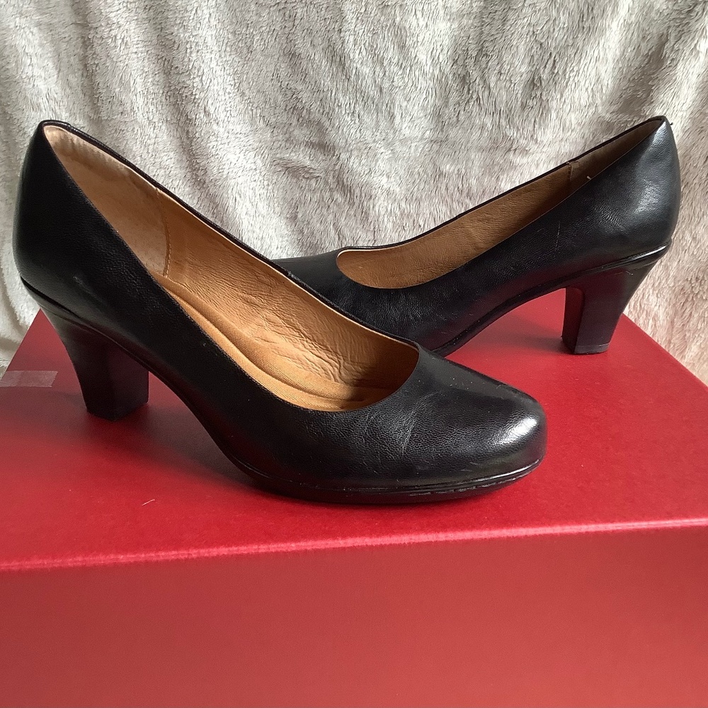 Soft black leather pumps.